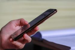 スマホいじり